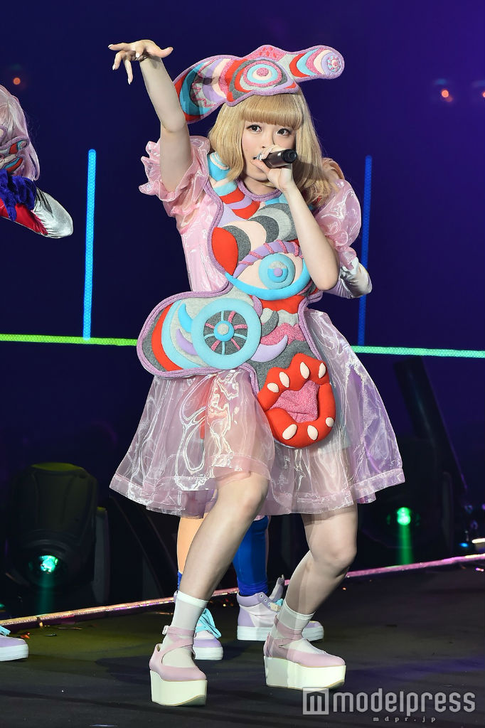 Kyary performs at TGC 2016 S:S 02