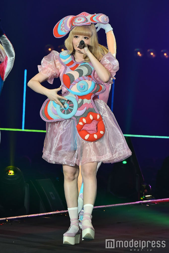 Kyary performs at TGC 2016 S:S 03