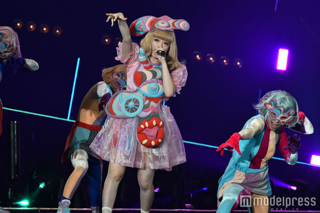 Kyary performs at TGC 2016 S:S 06