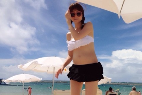 Hitomi poses in her bikini while pregnant, Netizens drag her