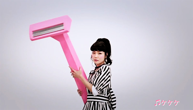 Kayoko Yoshizawa fights body hair with big razor in new PV ‘Kekeke’