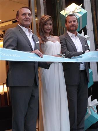 Rola wears 53 million yen worth of jewelry to ‘Tiffany & Co.’ opening