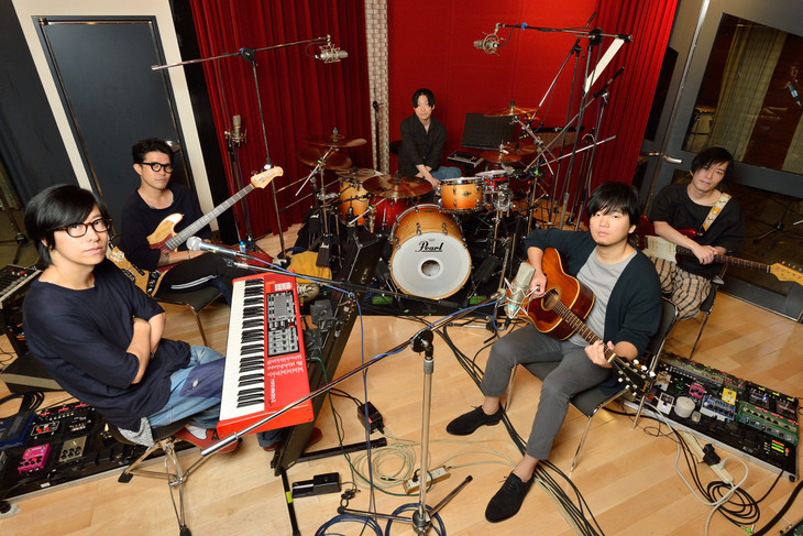 Straightener and Motohiro Hata show off their seasonal serenade in PV for “Akari”