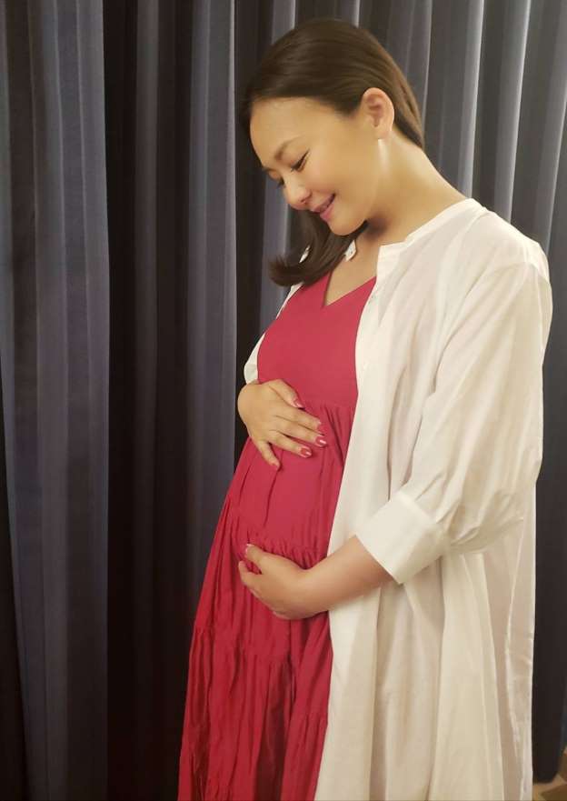 Tomomi Kahara is pregnant at 44