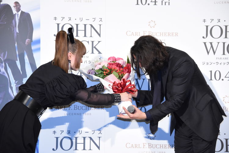 Kyary Pamyu Pamyu gave Keanu Reeves flowers at the “John Wick: Chapter 3 – Parabellum” Japan Premiere